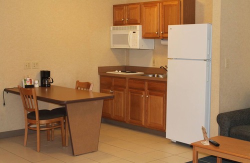 Bridgeport Hotel | Days Inn & Suites by Wyndham Bridgeport - Clarksburg