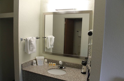 Bridgeport Hotel | Days Inn & Suites by Wyndham Bridgeport - Clarksburg