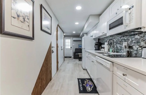 Cleveland Park Apartment | DC Guest Suite Walkable, Parking, Pets Welcome
