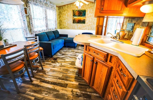Eddyville Cabin | Deckside Haven 2 - Tiny living space with a queen and full size beds overlooking Lake Barkley.