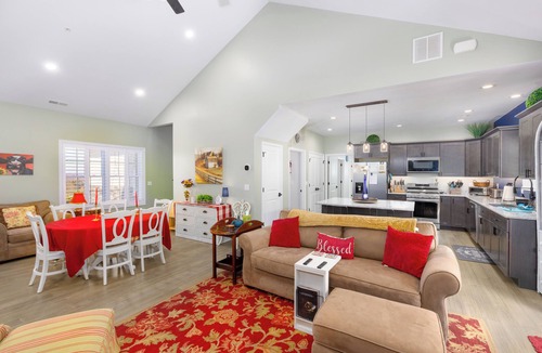 McHenry House | Deep Creek Retreat! Hot tub, 85"TV, Grill, all one level. Amazing view!