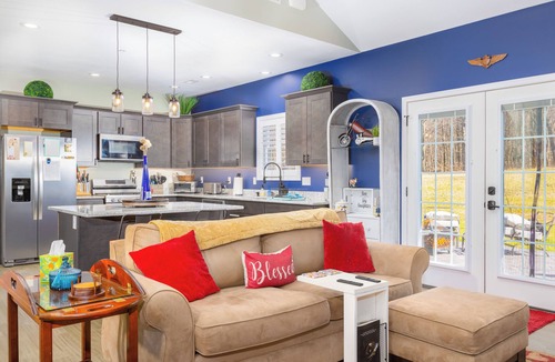 McHenry House | Deep Creek Retreat! Hot tub, 85"TV, Grill, all one level. Amazing view!
