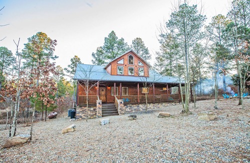 Broken Bow Cabin | ✨Deep Lot, 💦Hot Tub, Kid's Loft Hideaway, Shuffleboard, No Pets✨