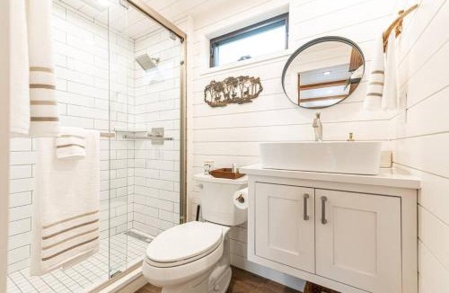 Waco House | Deer Creek Tiny Container Home-12 Min to Magnolia