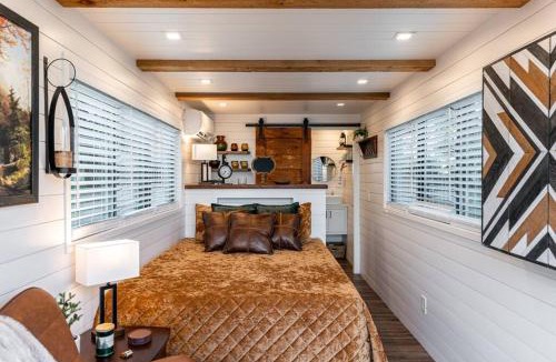 Waco House | Deer Creek Tiny Container Home-12 Min to Magnolia
