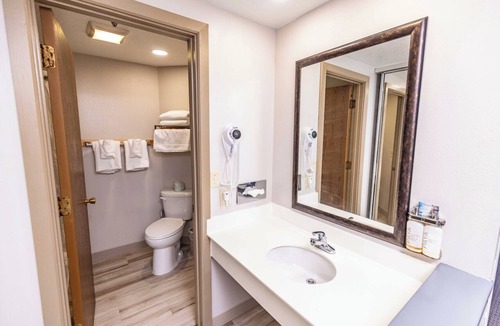 Bullfrog Hotel | Defiance House Lodge