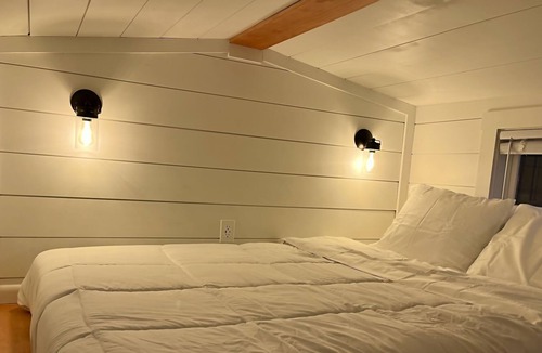 Norwichtown House | Delightful 1 Bedroom Tiny Home-10 min to Mohegan Sun!