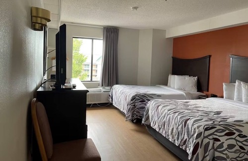 Branson Hotel | Deluxe 2 Full Beds — Walk to Titanic Museum, Aquarium & Branson 76 Strip