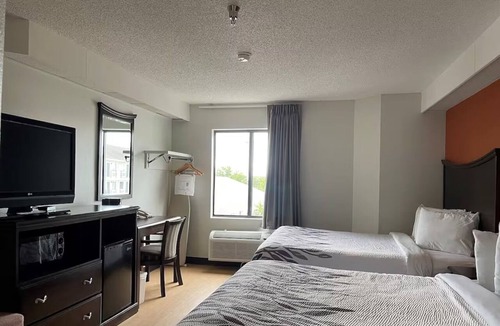 Branson Hotel | Deluxe 2 Full Beds — Walk to Titanic Museum, Aquarium & Branson 76 Strip