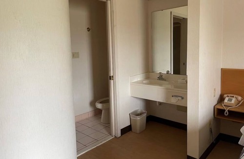 Branson Hotel | Deluxe 2 Full Beds — Walk to Titanic Museum, Aquarium & Branson 76 Strip