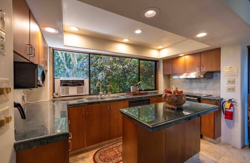 Huelo House | Deluxe Jasmine Suite on lush farm in Haiku, Maui with Private Hot Tub