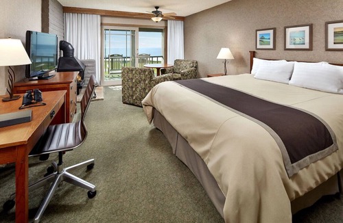 San Simeon Hotel | Deluxe King at Cavalier Resort | Swimming Pools, Dining & Near Hearst Castle