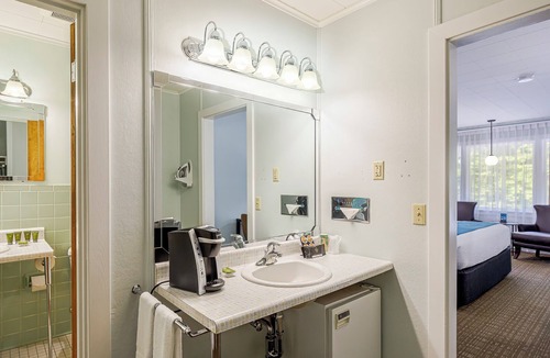Bar Harbor Hotel | Deluxe King Room w/Breakfast Included