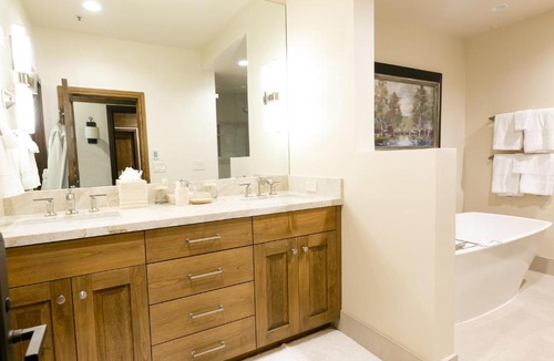 Deer Valley Hotel | Deluxe King Room with Deck Hotel Room