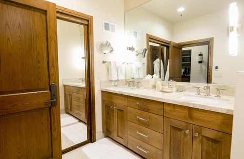 Deer Valley Hotel | Deluxe King Room with Deck Hotel Room