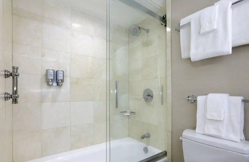 Seaport District Hotel | Deluxe King | Seaport Boston | Waterfront Seaport District, Harborwalk