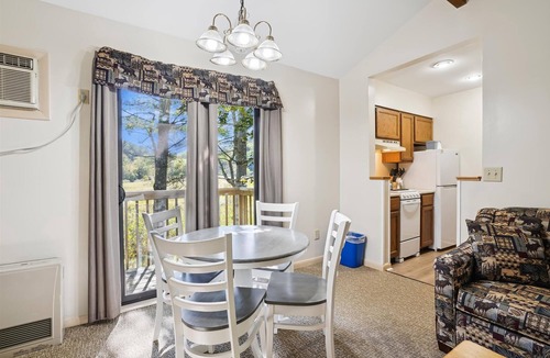 West Bridgewater Hotel | Deluxe One bedroom Queen Suite with outdoor heated pool 203