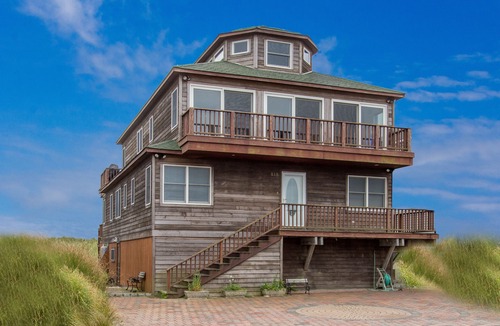 West Hampton Dunes House | Designer Oceanfront Luxury Bdrms! surround sound art collection,hot tubonBeach