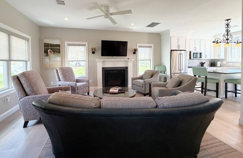 Arundel Cottage | Designers Dream Home with Pool!
