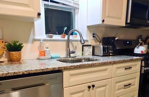 East Hartford House | Desirable 3 BR Cape East Hartford CT - Free Parking + Wifi