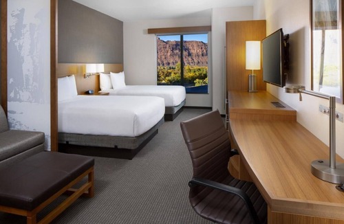 Moab Hotel | Discover a Hidden Treasure: Free Breakfast, Pool, Hot Tub, Parking!