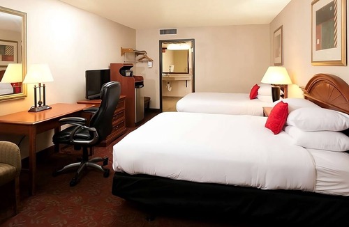 St. George Hotel | Discover More of Utah! Pool, Breakfast, Parking & Pets are Welcome!