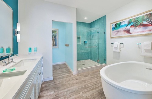 I-435 West KC-KS Hotel | Discover Relaxation in This Tropically-Inspired Room with Pool Near Attractions