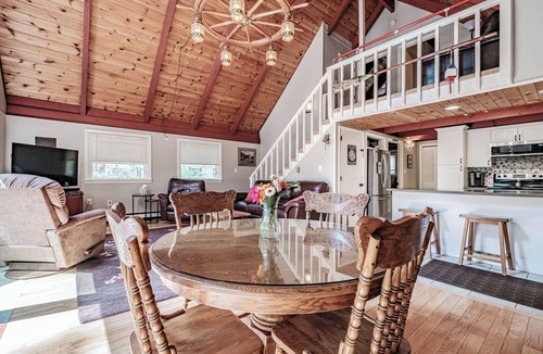 Lake Arrowhead House | Dock! Dog-Friendly Lakefront Gem in Southern Maine
