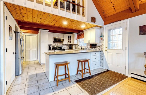 Lake Arrowhead House | Dock! Dog-Friendly Lakefront Gem in Southern Maine