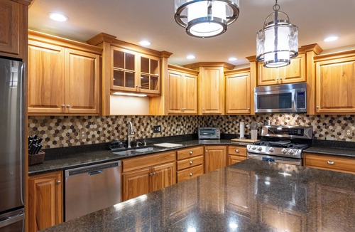 Bristol House | Dockside Daze | Lakefront + Hot Tub | Sleeps 12, Stellar Sunsets