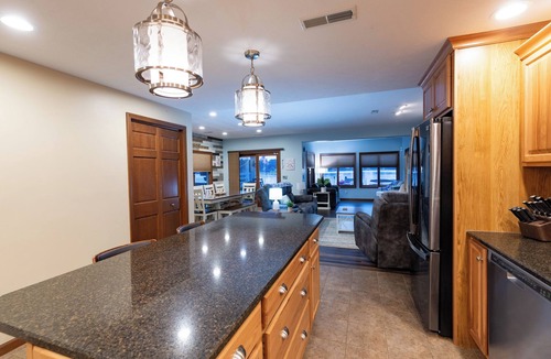 Bristol House | Dockside Daze | Lakefront + Hot Tub | Sleeps 12, Stellar Sunsets