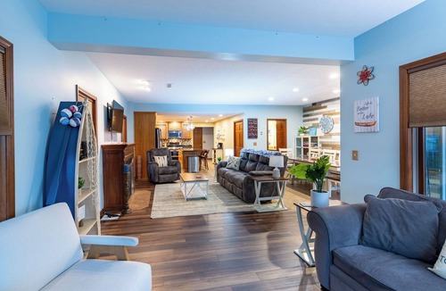 Bristol House | Dockside Daze | Lakefront + Hot Tub | Sleeps 12, Stellar Sunsets