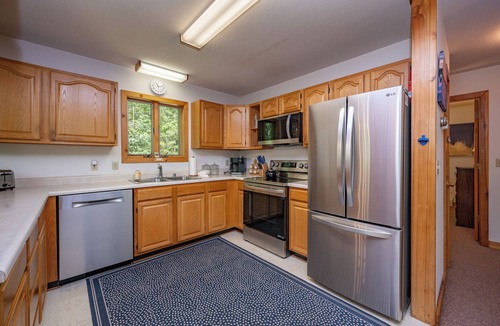 North Glade Hills House | Dockside Dog Friendly Retreat w/Views & Arcade Fun