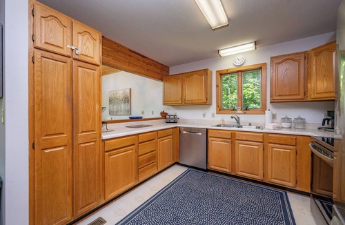 North Glade Hills House | Dockside Dog Friendly Retreat w/Views & Arcade Fun