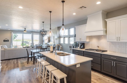 St. George Villa | Dog-Friendly 4BR Sleeps 16 - Red Rock View Deck