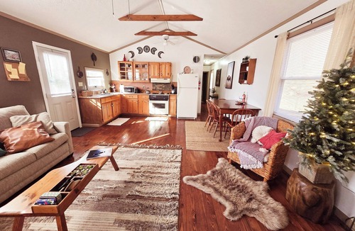 Hinton Cabin | Dog friendly cabin. Peaceful nature getaway.