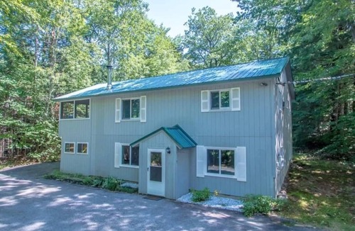 West Bridgton House | Dog friendly getaway w/hot tub, sauna and skiing!