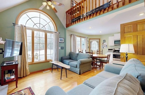 Intervale House | Dog-friendly home + loft w/deck and gas grill, private washer/dryer, & free WiFi