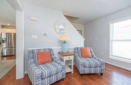 Little Salisbury House | Dog-Friendly house. Luxury 2-story, 3 bedrooms plus den house with free WiFi, linen included, backyard for pet friendly, located in a family-friendly neighborhood on the bayside just a few blocks from the beach!