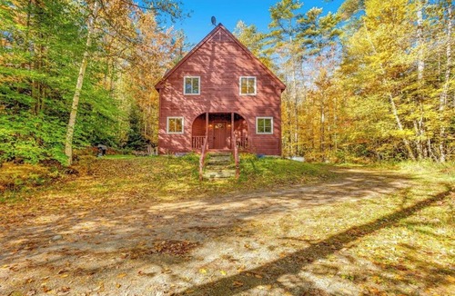 South Londonderry House | Dog-friendly vacation home with fast WiFi & washer/dryer - near ski areas