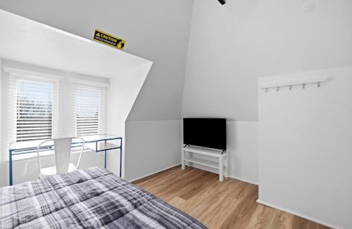 Dormont House | Dormont, Pittsburgh !D Stylish and Unique Private Bedroom with Shared Bathroom