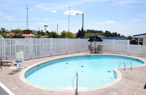 Barton Hotel | Double Bed Efficiency Room Near Ohio Valley Plaza| Free Breakfast & Free Parking