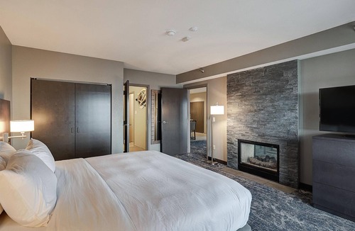Bloomington Hotel | DoubleTree by Hilton Hotel Bloomington