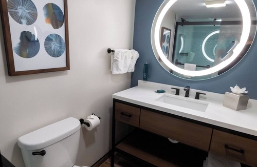 Tinton Falls Hotel | DoubleTree by Hilton Tinton Falls - Eatontown