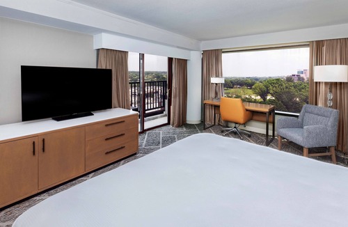 South Tulsa Hotel | DoubleTree by Hilton Tulsa - Warren Place
