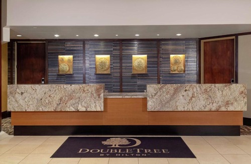 Overland Park Hotel | DoubleTree by Hilton Kansas City - Overland Park