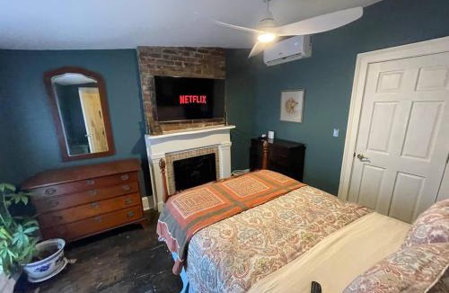 Albany House | Downtown 3BR duplex full kitchen parking off i-787
