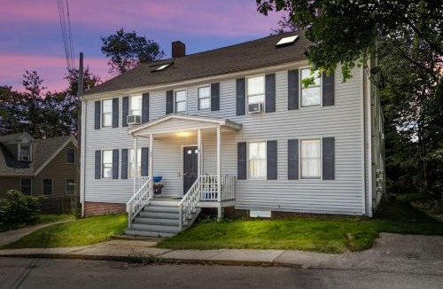 Amesbury Apartment | Downtown Amesbury 15 mins to beach