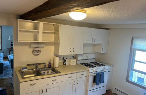 Amesbury Apartment | Downtown Amesbury 15 mins to beach