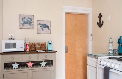 Bristol Apartment | Downtown Bristol Studio Near Ferry & Waterfront